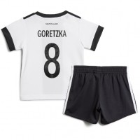 Billiga Tyskland Leon Goretzka #8 Barnkläder Hemma fotbollskläder till baby VM 2022 Kortärmad (+ Korta byxor)